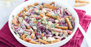 Салат із квасолею, сухариками та ковбасою: швидкий рецепт дуже смачної закуски