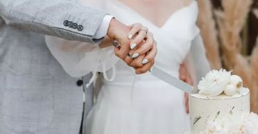 Наречений засунув голову коханої у весільний торт: як вона на це відреагувала (відео)