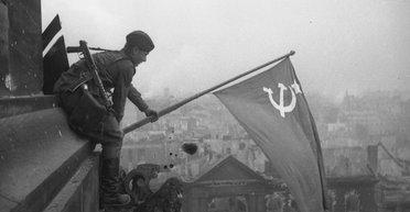 "Оккупация" истории: Путин присвоил звания Героя РФ украинцу, который водрузил знамя над Рейхстагом