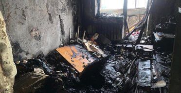 "Сгребают в мешки": киевлянка показала, что осталось от квартиры в эпицентре удара РФ (фото)