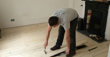 Секрет під підлогою: подружжя знайшло таємні любовні листи 100-річної давнини (фото)