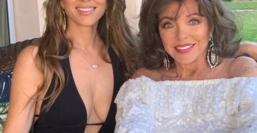 Элизабет Херли в прозрачном платье сходила на прогулку с 90-летней Джоан Коллинз (фото)