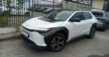 "Зеленый" аналог RAV4: в Киеве заметили новейший электрокроссовер Toyota (фото)