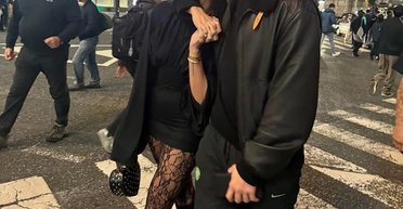 Дуа Ліпа засвітила обручку для заручин (фото)