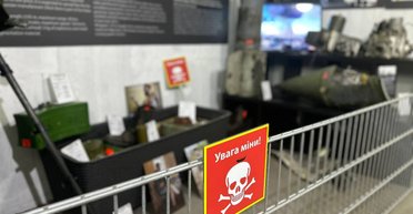 "Код незламності": у Берліні триває виставка захопленої російської зброї (фото)