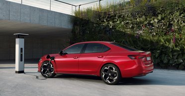 Skoda Superb получит электрифицированную версию с запасом хода 120 км (фото)