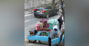 "18 кур и собака в авто": в центре Киева прохожие и полиция помогли переселенцу из Донбасса (видео)