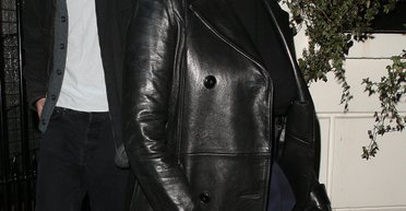 Сієнна Міллер із бойфрендом Олі Гріном відвідали театральну постановку в Лондоні (фото)