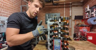 Питает целый дом: парень собрал аккумулятор из старых одноразовых вейпов (видео)