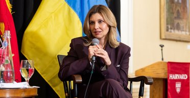 Стилист объяснила, что не так с образом Елены Зеленской на встрече в Гарвардском университете