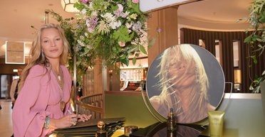 На фоні чуток про розрив з бойфрендом: Кейт Мосс зʼявилася в атласній червоній сукні (фото)