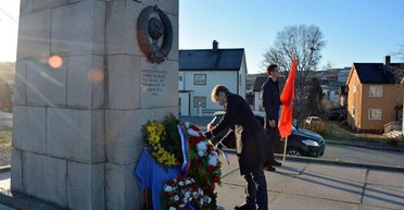 В Норвегии российский генконсул возложил возле мемориала венок в цветах флага РФ (видео)