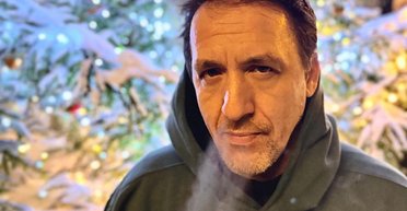 "Обливает грязью страну и президента": известному актеру Артуру Смольянинову заочно дали 8 лет в РФ