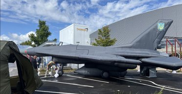 У Данії показали муляж F-16 від чеської Inflatech з українським маркуванням (відео)