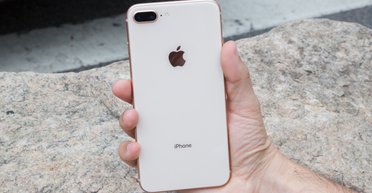 Старий і недорогий iPhone здивував експерта у 2026 році: чи варто купувати цю модель (відео)