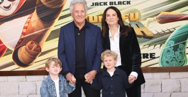 Дастін Гоффман із дружиною та онуками відвідав прем'єру "Панда Кунг-Фу 4" (фото)