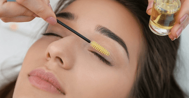 Яку олію вибрати для зміцнення вій і брів: натуральні продукти для краси