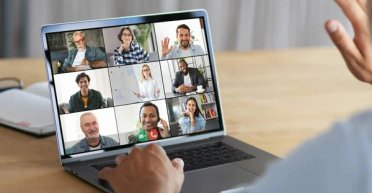 "Зупиніться, якщо зможете": святий отець здивував раду, увімкнувши камеру на телефоні (фото)