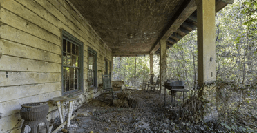 Куда исчезли люди: мужчина наткнулся на  заброшенный дом в лесу и разгадал его тайну