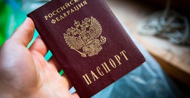 В Днепре женщина с паспортом в российской обложке пришла за "зимней тысячей", — соцсети