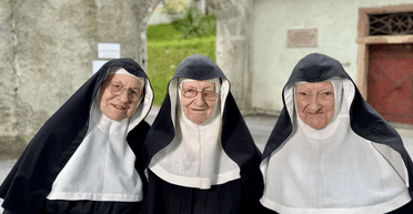 Хотіли додому: непокірні черниці втекли з будинку для літніх людей у покинутий монастир (фото)