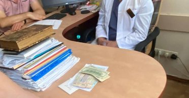 6 тысяч долларов за бесплатную операцию: в Киеве в Институте урологии разоблачили взяточника (фото)