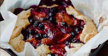 Как приготовить потрясающий десерт за час: доставайте из морозилки летние ягооды