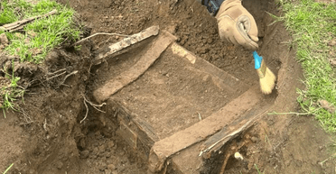 Легенда підтвердилась: під замком знайшли скриню з минулого століття, що там було (фото)