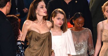 Близнюків Анджеліни Джолі помітили на рідкісній прогулянці (фото)