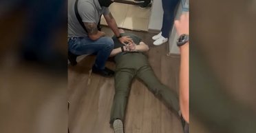 Допомагав ухилянтам за $10 тисяч: у Києві затримали топчиновника військової адміністрації (відео)