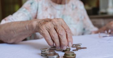 Кілька помилок у трудовій можуть зменшити роки стажу: що слід перевірити до виходу на пенсію