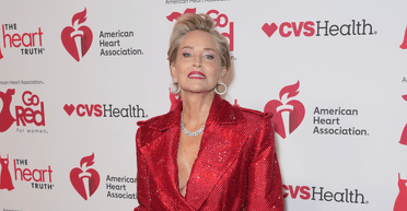 66-річна Шерон Стоун вийшла у світ в ефектному червоному комбінезоні (фото)