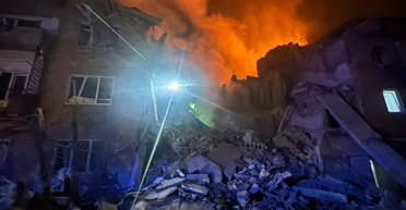 Горят дома, есть пострадавшие и погибшие, среди которых — ребенок: последствия массированной атаки на Киев (фото, видео)