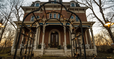 "Чули крики": американка випадково переїхала в старовинний особняк із привидами (фото)