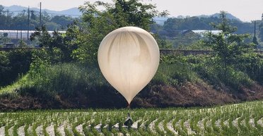 Мусорная месть: КНДР запустила в Южную Корею 150 шаров с навозом и порезанной обувью