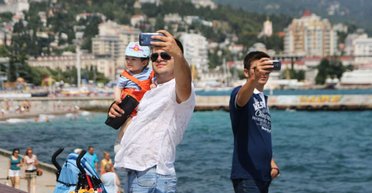 Більше грошей: у Зеленського розповіли, як РФ заманювала росіян до Криму