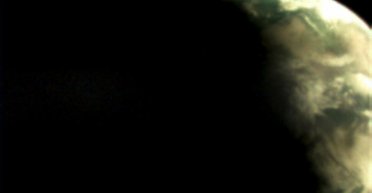 Другая планета. Крошечная камера аппарата ЕКА сделала необычный снимок Земли из космоса (фото)