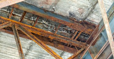 Сплошная коррозия балок и прогонов: в Минвосстановления оценили состояние мостов в Киеве (фото)