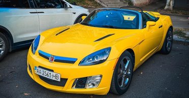 В Киеве заметили редкий и малоизвестный спорткар от General Motors и создателя Tesla (фото)