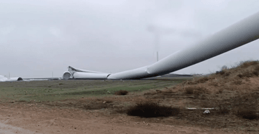 В Одеській області через складні погодні умови впав вітрогенератор (відео)