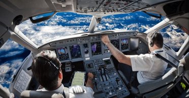 Пилот подделал документы и летал без лицензии: могли пострадать сотни пассажиров