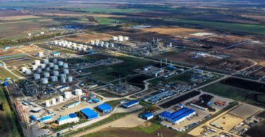 "Выдержат первый удар": в России пытаются защитить НПЗ от атак сетками