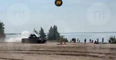 Заблудился: в Тюмени танк РФ чуть не раздавил гражданских на берегу озера, — росСМИ (видео)