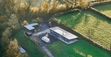 "Вторгнення з Марса": через дах чоловік має знести свій будинок вартістю £500 000 (фото)