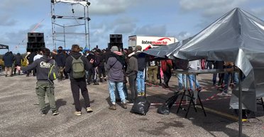 На территории аэропорта: во Франции тысячи людей устроили незаконную рейв-вечеринку (видео)