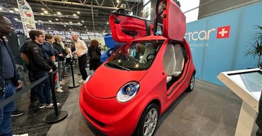 В Швейцарии создали дешевый электрокар за 20000 евро с дверьми типа "крыло чайки" (фото)