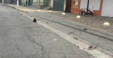 Российские оккупанты сбросили взрывчатку с дрона на гражданское авто в Бериславе (фото)