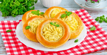 Ватрушки з картоплею: рецепт домашньої випічки з бюджетних продуктів