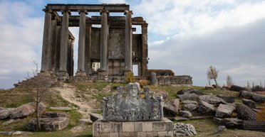 Боги Древней Греции. В Турции обнаружили статуи Афродиты и Диониса (фото)