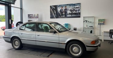 Символ 90-х: в Украине обнаружили культовый 27-летний BMW в новом состоянии (фото)